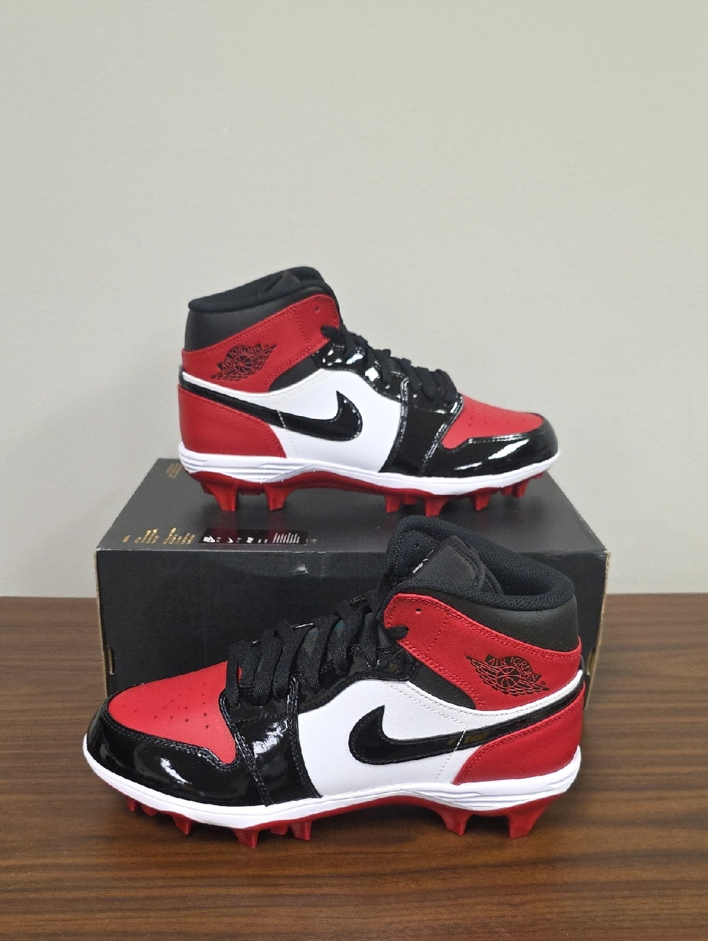 NEW Jordan 1 Mid TD Football Cleats Bred Toe Patent Men's 9.5 FJ6805-601